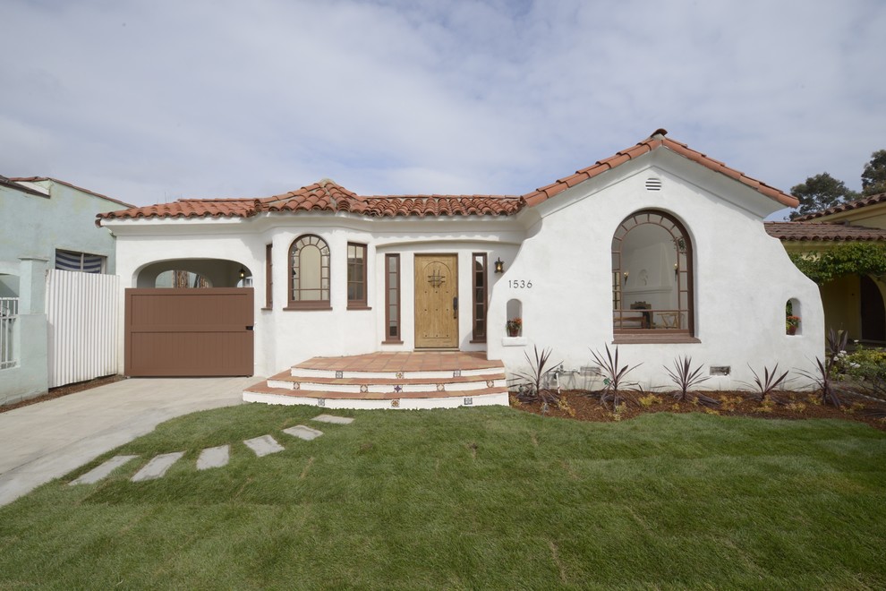 Mid-sized mediterranean white one-story stucco exterior home idea in Los Angeles