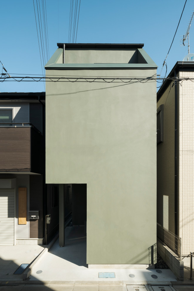 Kleines, Zweistöckiges Skandinavisches Einfamilienhaus mit grüner Fassadenfarbe, Satteldach, Blechdach und grauem Dach in Tokio