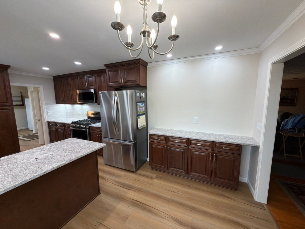 USCD cabinetry accompanied granite countertops, porcelain tile backsplash and Ca