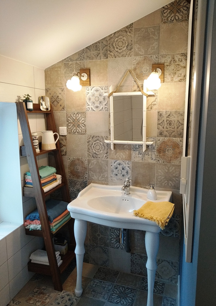 Idéer för ett retro badrum, med en öppen dusch, en vägghängd toalettstol, flerfärgad kakel, cementkakel, blå väggar, cementgolv, ett piedestal handfat och flerfärgat golv