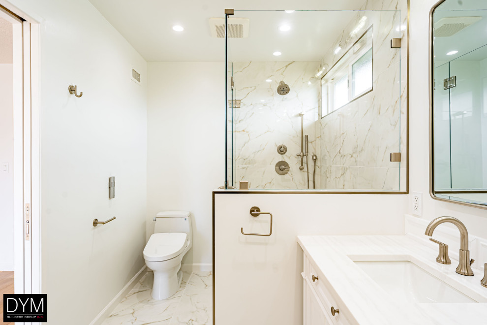 Стильный дизайн: большая главная ванная комната в стиле модернизм с фасадами с декоративным кантом, белыми фасадами, душем в нише, унитазом-моноблоком, белой плиткой, мраморной плиткой, белыми стенами, мраморным полом, накладной раковиной, столешницей из искусственного камня, белым полом, душем с распашными дверями, белой столешницей, сиденьем для душа, тумбой под две раковины, встроенной тумбой, потолком с обоями и обоями на стенах - последний тренд