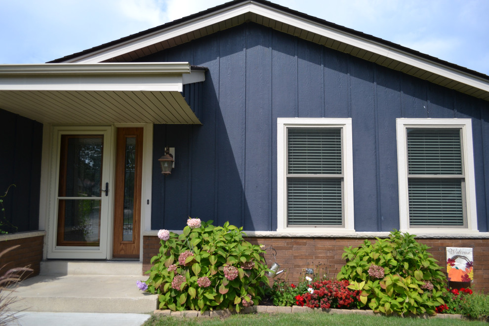 Свежая идея для дизайна: одноэтажный, синий частный загородный дом среднего размера в классическом стиле - отличное фото интерьера