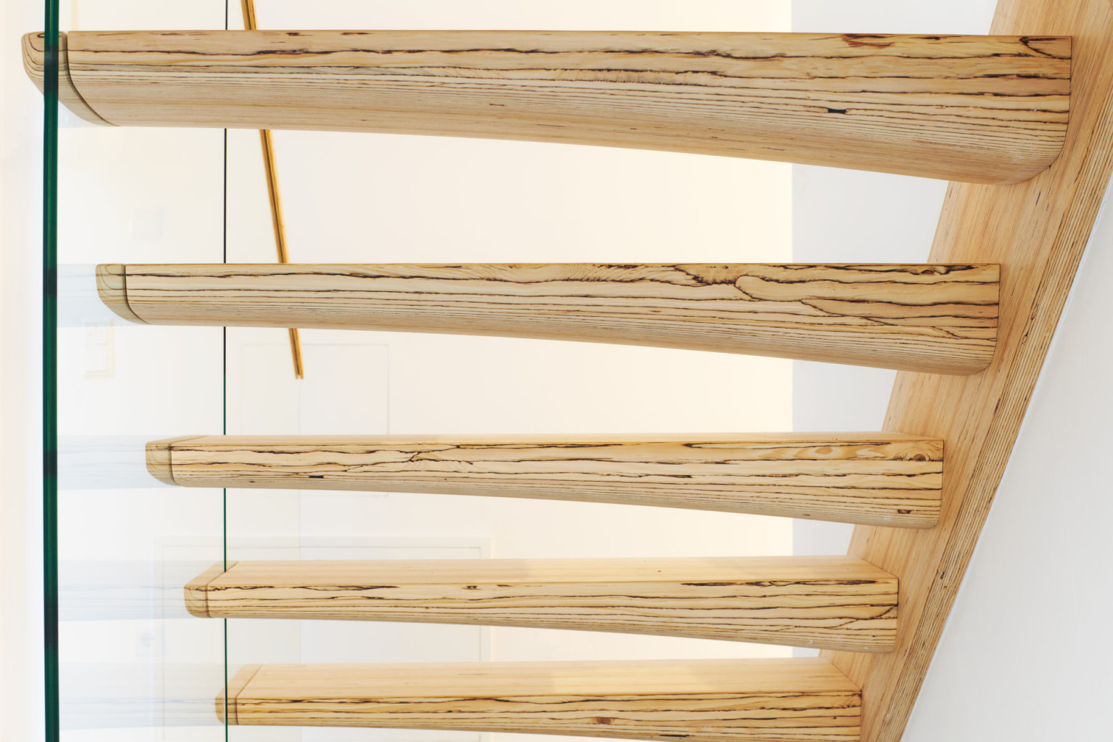 Консольная лестница из БауБухе со стеклянным ограждением