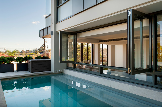 Commodore Crescent modern-pool
