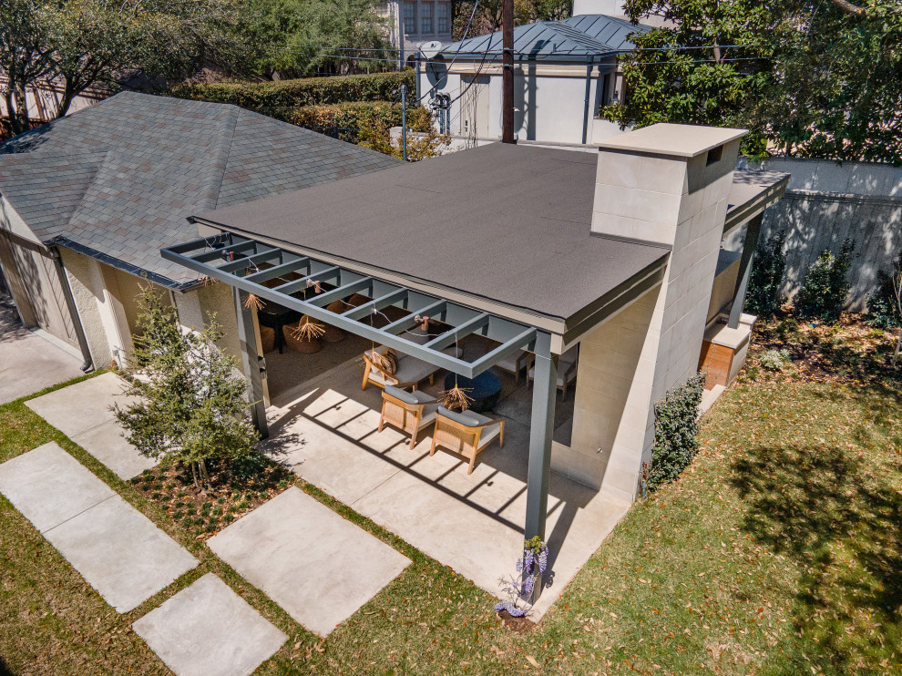 На фото: огромная беседка во дворе частного дома на заднем дворе в стиле модернизм с летней кухней и покрытием из бетонных плит