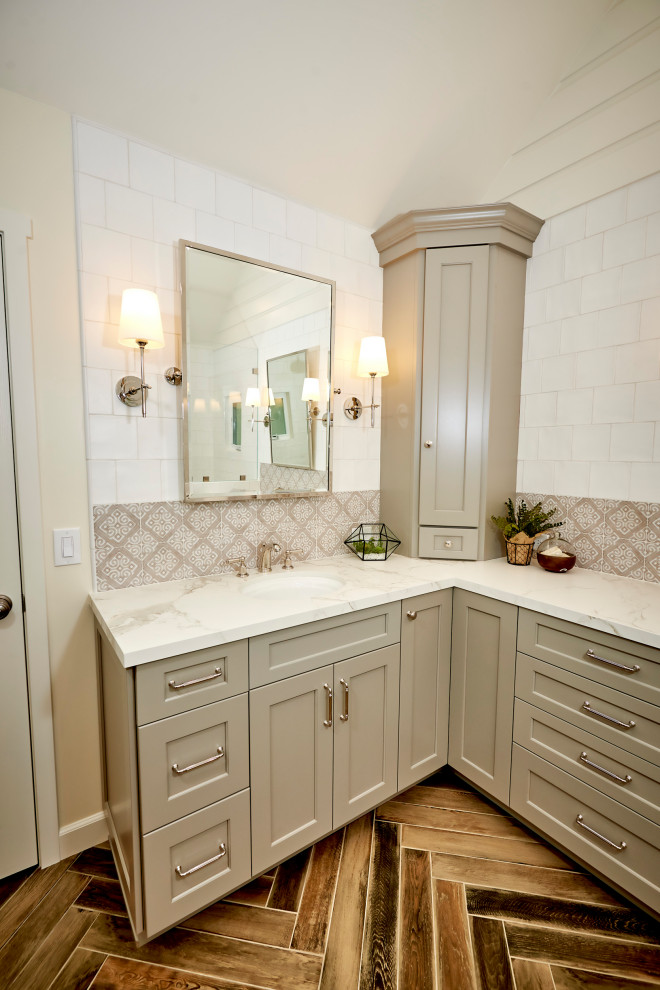 Exempel på ett mellanstort vit vitt en-suite badrum, med luckor med infälld panel, gröna skåp, en öppen dusch, en vägghängd toalettstol, vit kakel, cementkakel, vita väggar, klinkergolv i porslin, ett undermonterad handfat, bänkskiva i kvarts, brunt golv och dusch med gångjärnsdörr