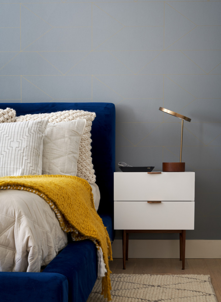 Imagen de dormitorio principal vintage de tamaño medio sin chimenea con paredes multicolor y suelo de madera en tonos medios