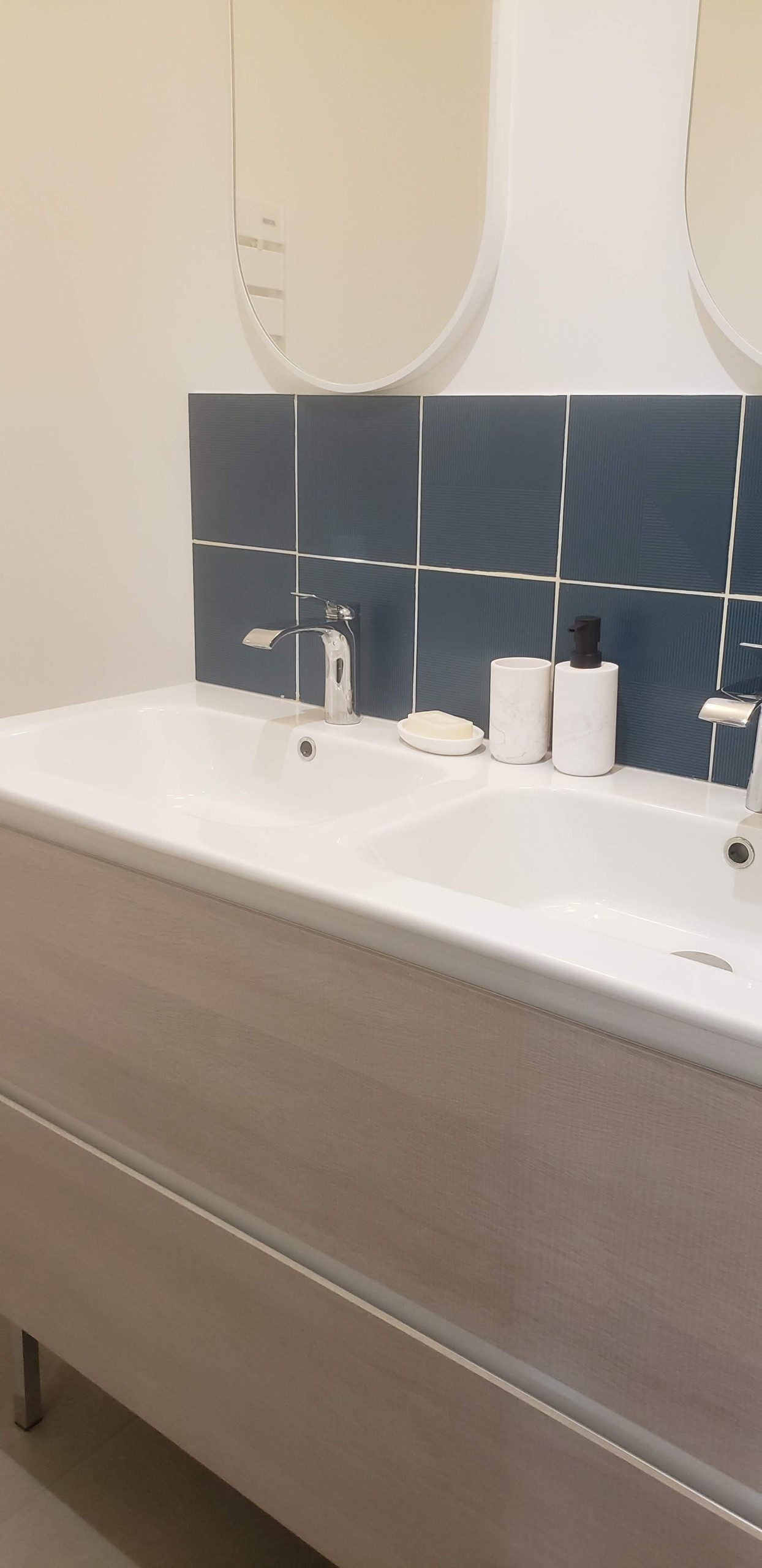 Nouveau meuble vasque double, carrelage mural et  miroirs
