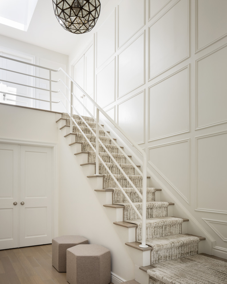 Ejemplo de escalera recta contemporánea de tamaño medio con escalones de metal y barandilla de metal