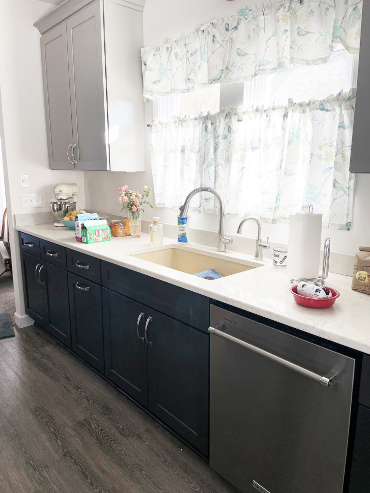Eat-in kitchen - mid-sized transitional eat-in kitchen idea with shaker cabinets and quartz countertops