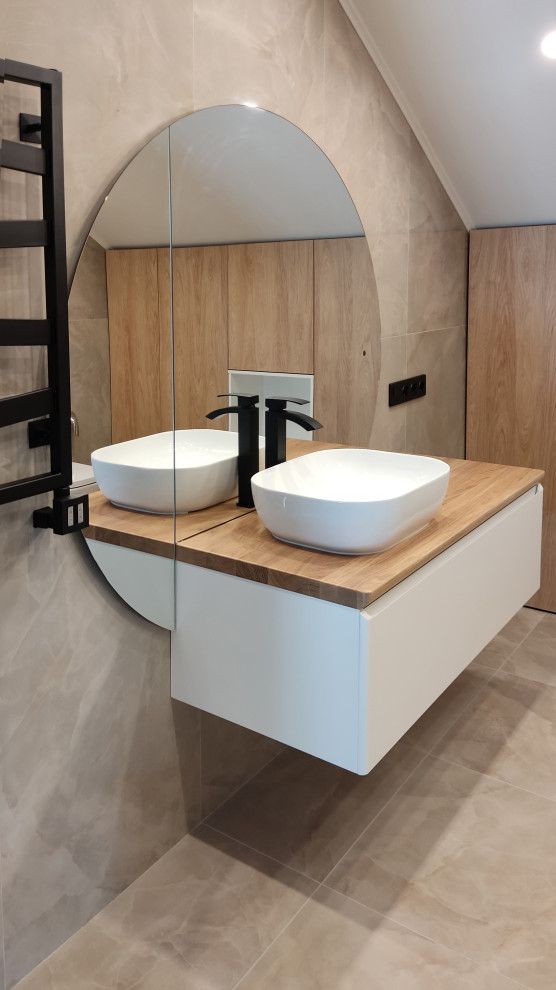 Aménagement d'une salle de bain moderne avec des portes de placard blanches, un carrelage beige, un lavabo posé, un plan de toilette en bois, un sol beige, un plan de toilette beige, meuble simple vasque et meuble-lavabo suspendu.