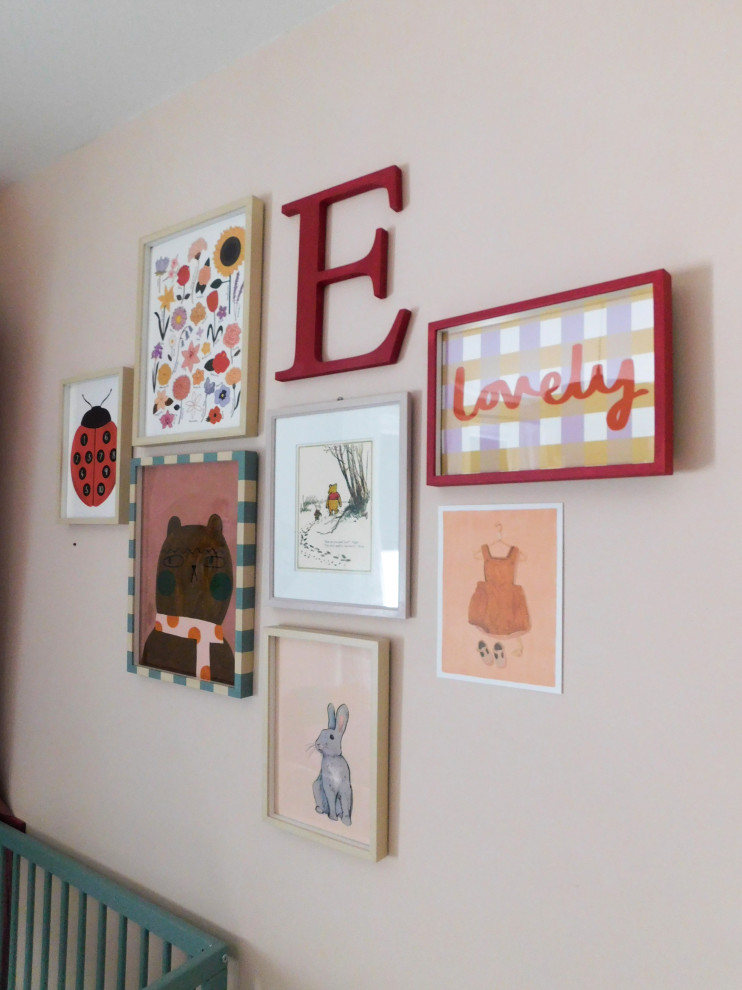 На фото: маленькая комната для малыша в стиле неоклассика (современная классика) с розовыми стенами и пробковым полом для на участке и в саду, девочки с