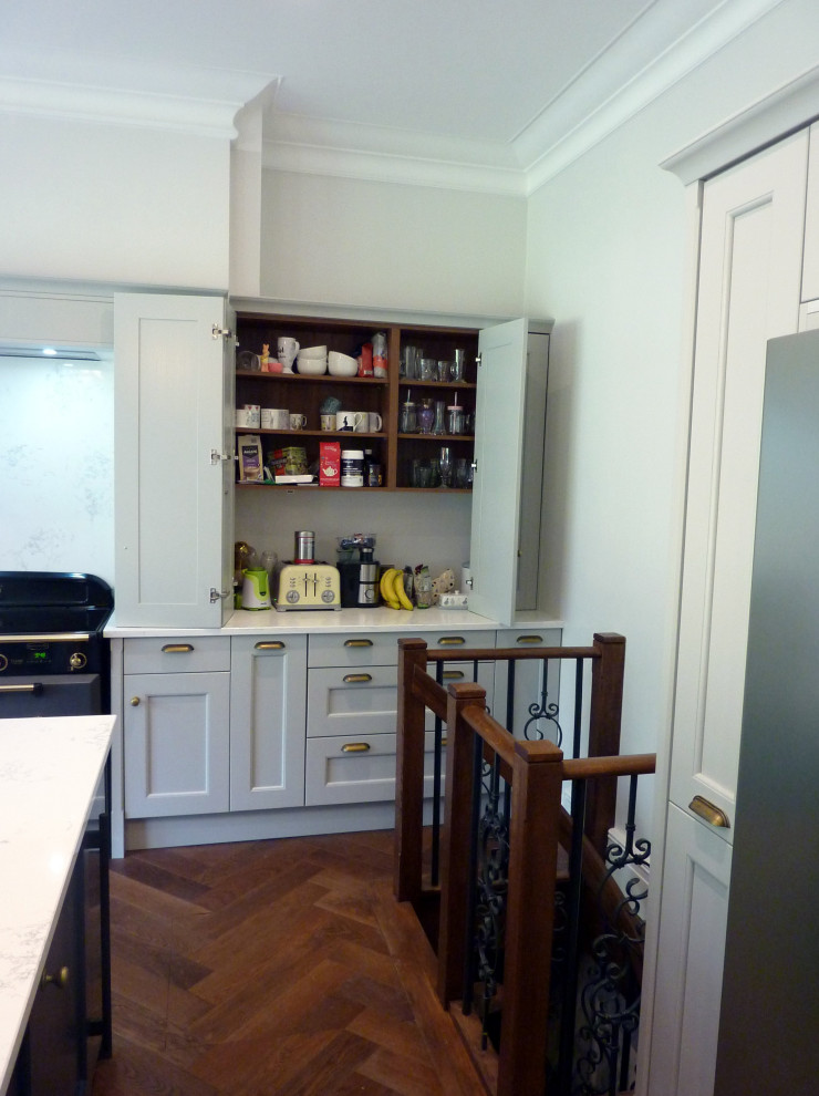 Exempel på ett avskilt, stort klassiskt vit vitt u-kök, med en rustik diskho, luckor med profilerade fronter, grå skåp, bänkskiva i kvartsit, vitt stänkskydd, stänkskydd i marmor, färgglada vitvaror, mellanmörkt trägolv och en köksö