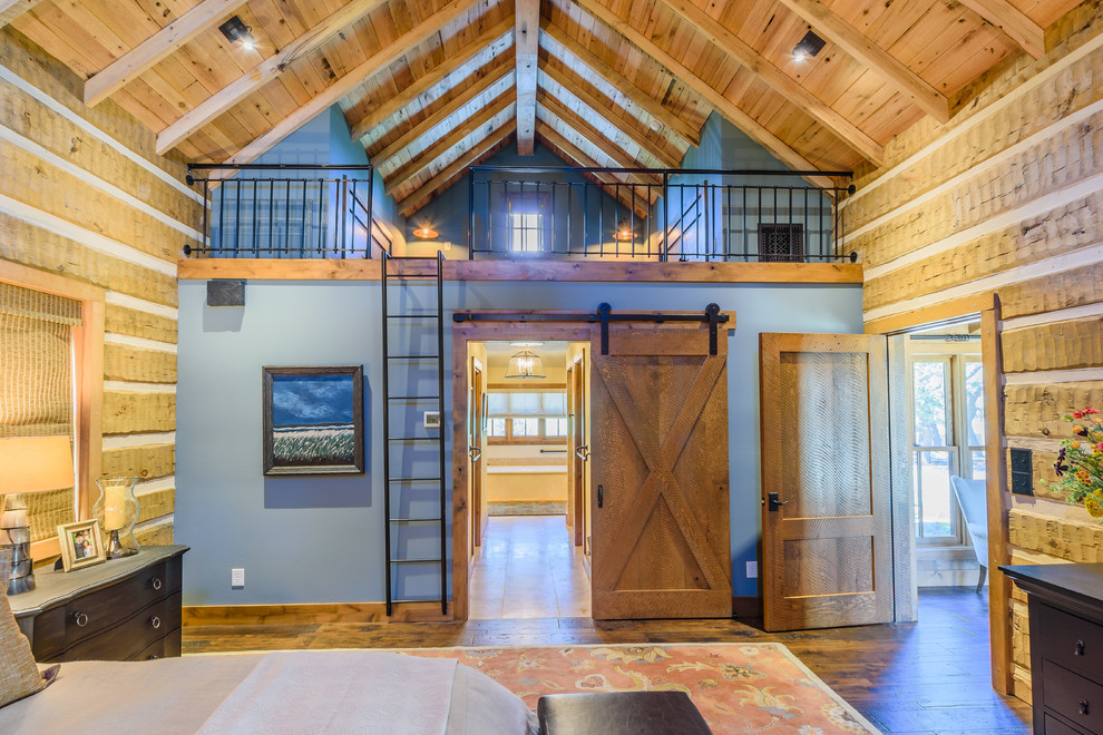Example of a mountain style home design design in Austin