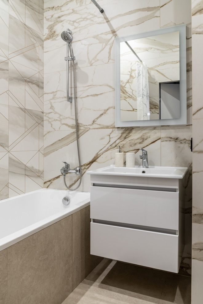 Стильный дизайн: ванная комната с белыми фасадами, полновстраиваемой ванной, инсталляцией, разноцветной плиткой, керамогранитной плиткой, полом из керамогранита, зеркалом с подсветкой, тумбой под одну раковину и подвесной тумбой - последний тренд