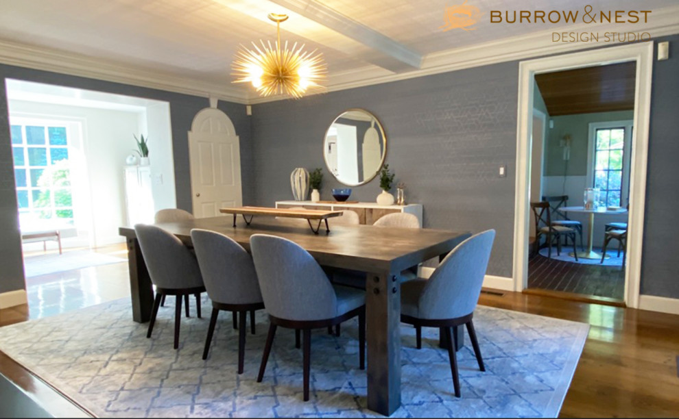 Aménagement d'une salle à manger campagne de taille moyenne avec un mur bleu, un sol en bois brun, une cheminée standard, un manteau de cheminée en bois, un sol marron, poutres apparentes et du papier peint.