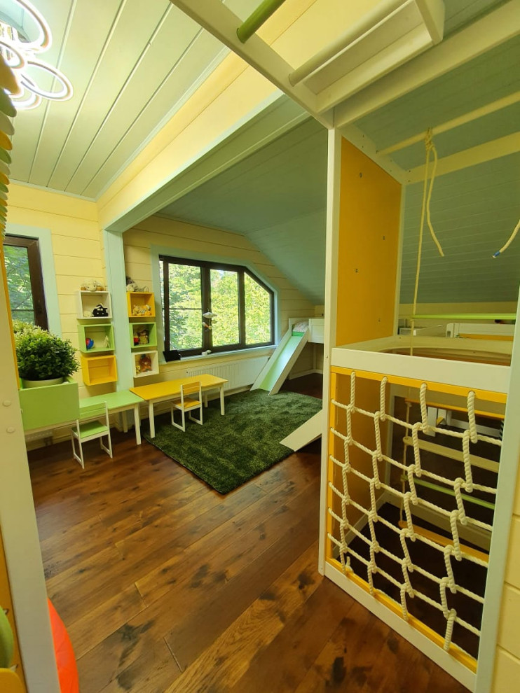 Bild på ett stort minimalistiskt könsneutralt barnrum kombinerat med lekrum och för 4-10-åringar, med gula väggar, mörkt trägolv och brunt golv