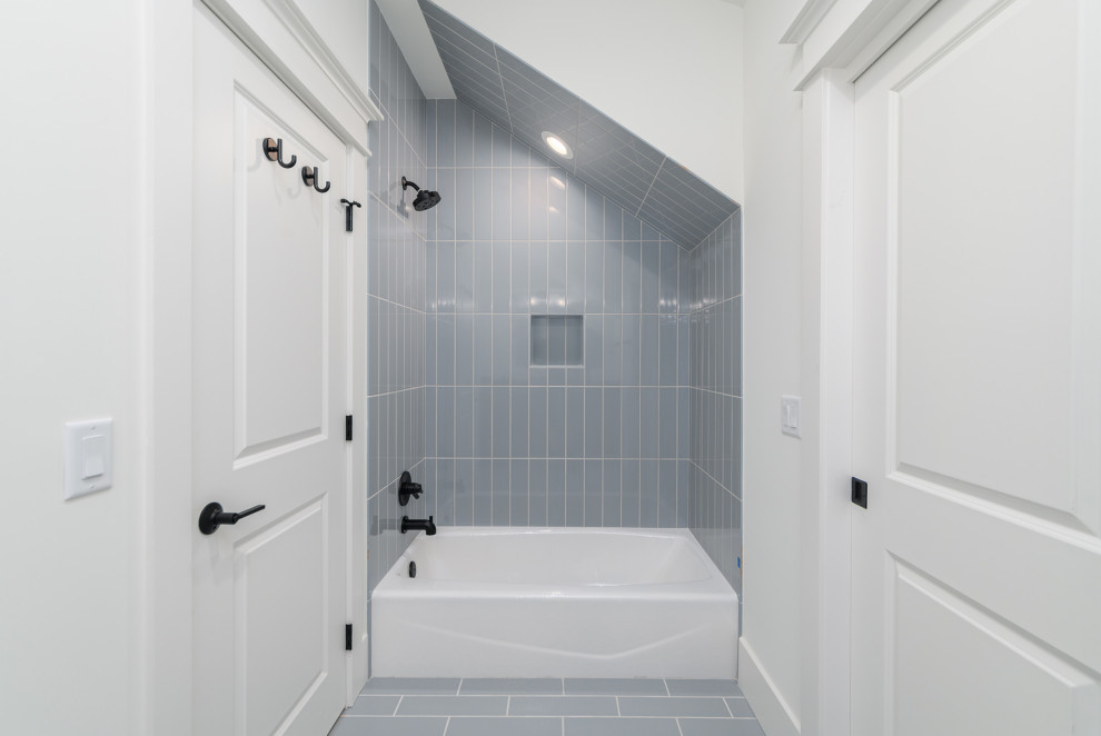 Immagine di una stanza da bagno con doccia con doccia alcova, mobile bagno incassato, piastrelle blu, piastrelle diamantate, pavimento blu e nicchia