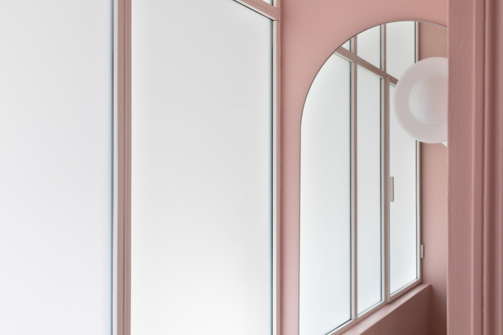 Kleines Modernes Duschbad mit Kassettenfronten, rosa Fliesen, Keramikfliesen, Waschtisch aus Holz, rosa Boden, rosa Waschtischplatte, Einzelwaschbecken und freistehendem Waschtisch in Paris