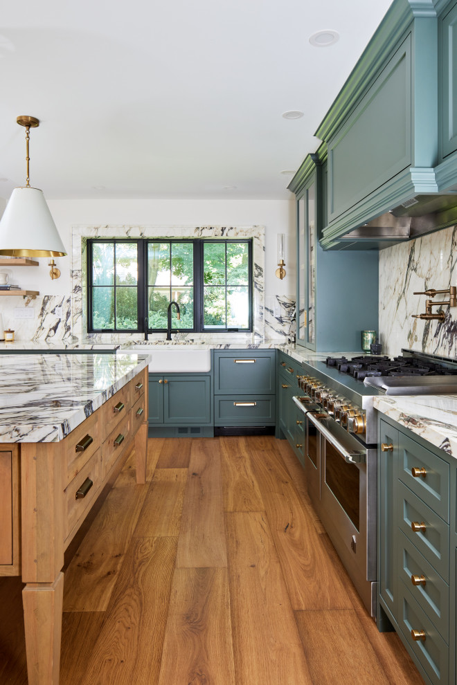 Transitional kitchen photo in Toronto