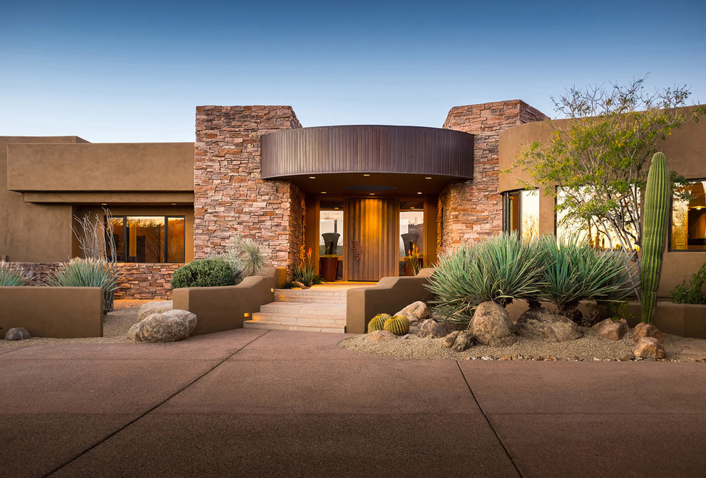 Inspiration for a one-storey stucco brown exterior in Phoenix.