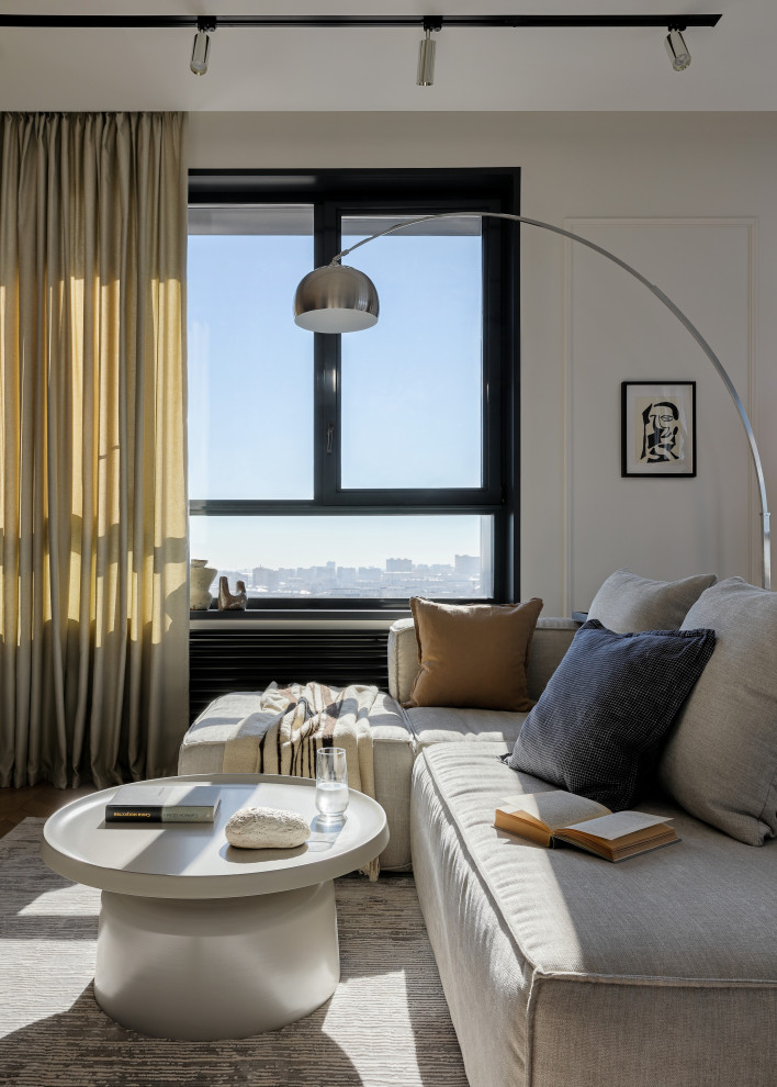 Foto di un soggiorno contemporaneo di medie dimensioni con pareti bianche, pavimento in legno massello medio e pavimento marrone