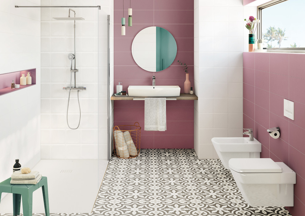 Photo of a contemporary bathroom in Barcelona with beige cabinets, a curbless shower, a wall-mount toilet, pink tile, pink walls, a vessel sink, an open shower and beige benchtops.