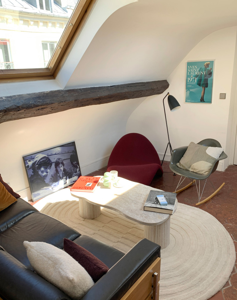 Esempio di un grande soggiorno minimalista stile loft con pareti bianche, pavimento in terracotta, pavimento rosso e soffitto a volta