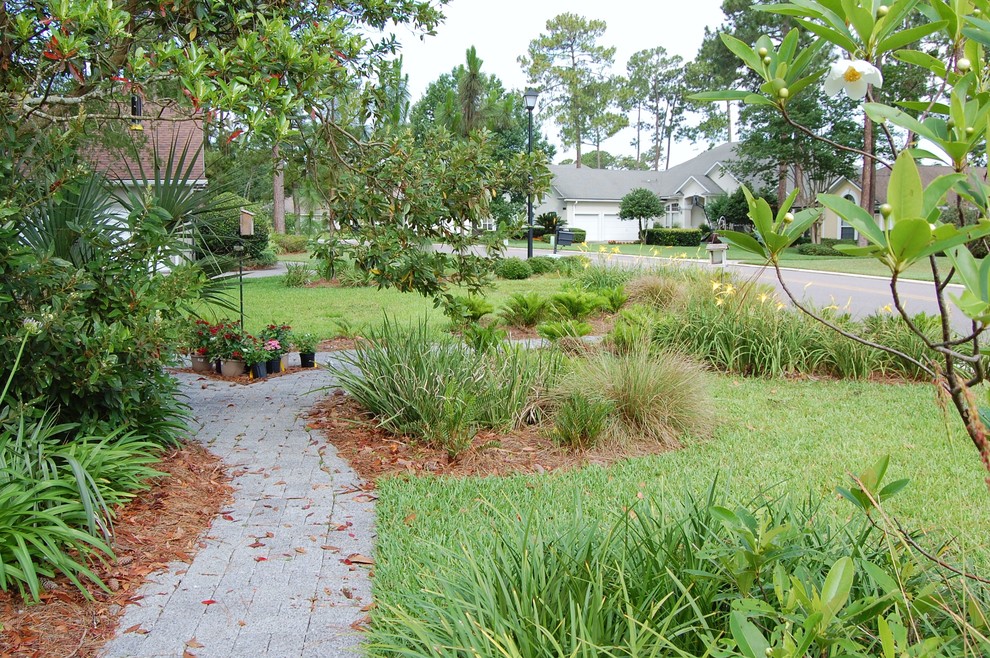 Mid-sized country front yard partial sun xeriscape in Jacksonville with concrete pavers.