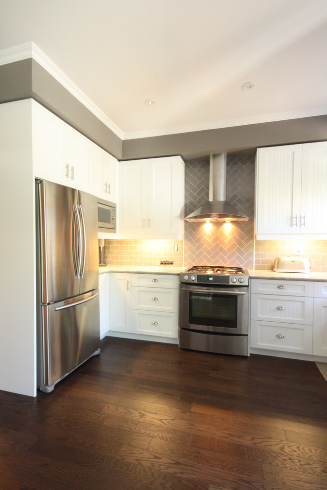 Kitchen - mid-sized kitchen idea in Toronto