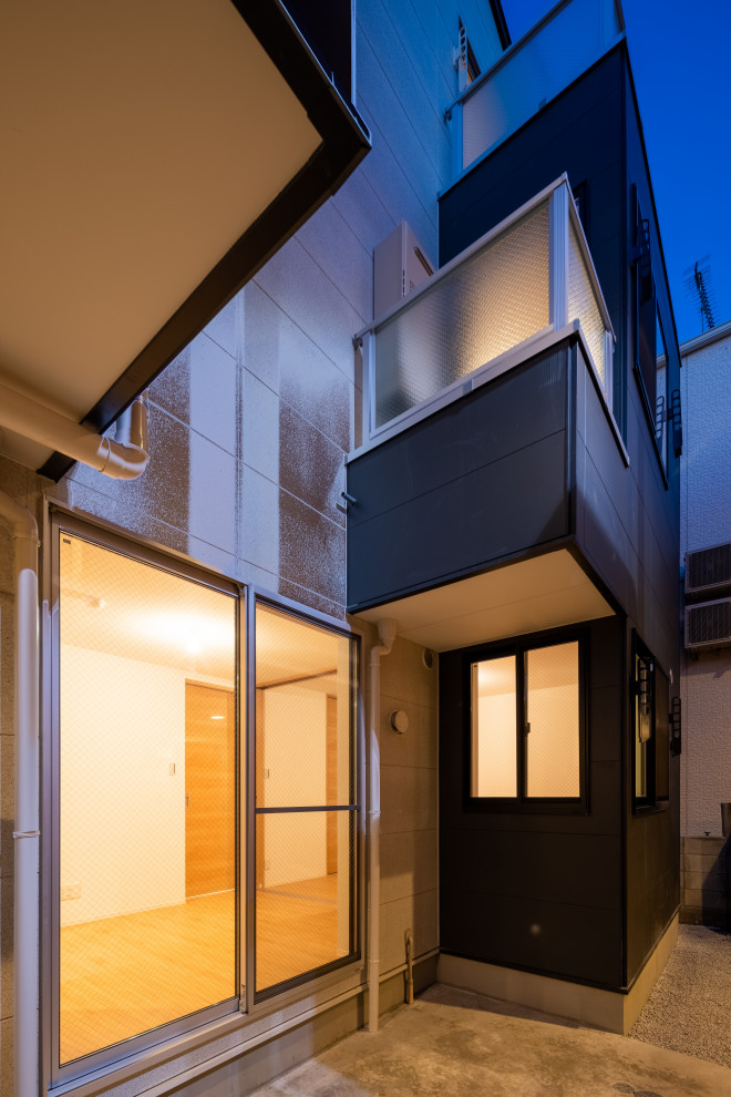 Design ideas for a small and black modern flat in Tokyo with three floors, mixed cladding, a pitched roof, a metal roof and a black roof.