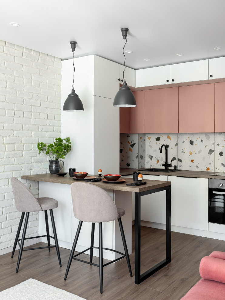 Стильный дизайн: объединенная гостиная комната среднего размера в скандинавском стиле с розовыми стенами, паркетным полом среднего тона и коричневым полом - последний тренд
