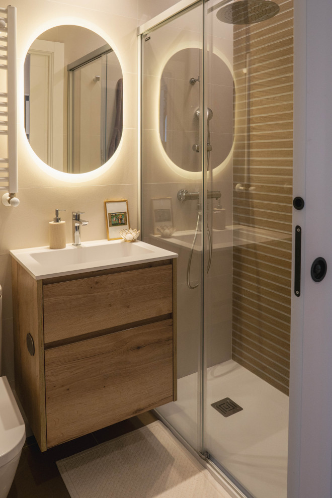 Inspiration för små nordiska vitt badrum med dusch, med vita skåp, en kantlös dusch, vit kakel, klinkergolv i keramik, ett undermonterad handfat och bänkskiva i kvarts
