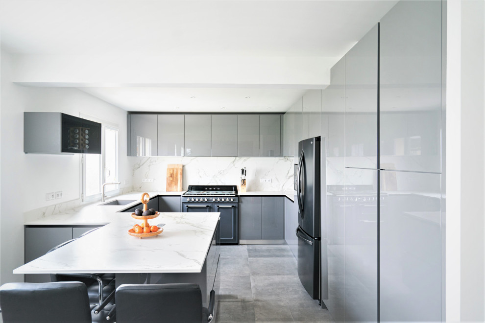 Idéer för att renovera ett stort funkis vit vitt kök, med en integrerad diskho, luckor med infälld panel, grå skåp, marmorbänkskiva, vitt stänkskydd, stänkskydd i marmor, integrerade vitvaror, cementgolv, en köksö och grått golv