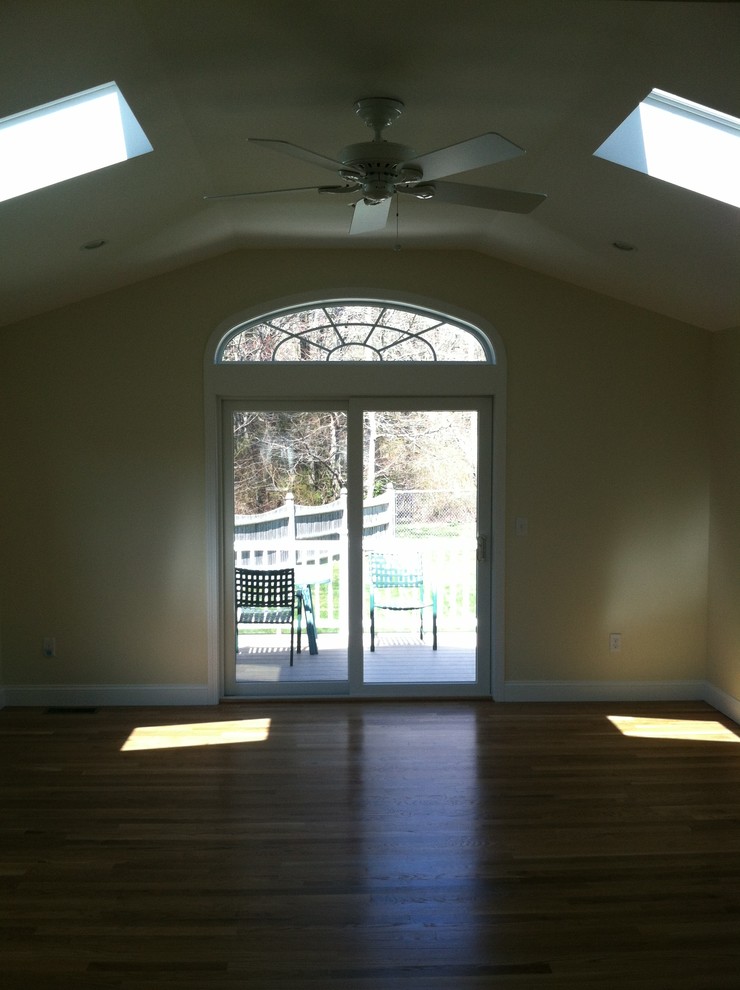 This is an example of a traditional enclosed family room in Providence.
