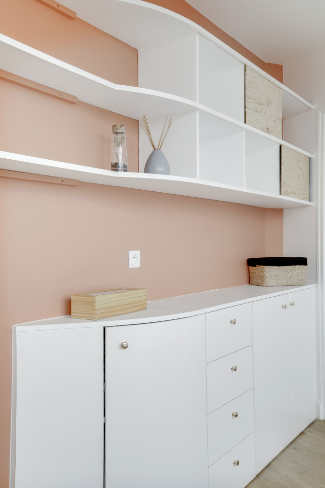 Imagen de dormitorio escandinavo pequeño con paredes rosas, suelo de madera clara y suelo beige