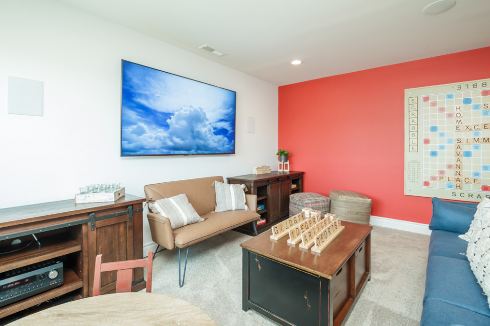Foto de sala de estar cerrada clásica renovada grande sin chimenea con paredes blancas, moqueta, televisor colgado en la pared y suelo beige