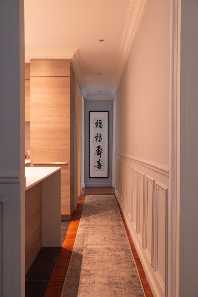 Свежая идея для дизайна: большой коридор в стиле неоклассика (современная классика) с серыми стенами и темным паркетным полом - отличное фото интерьера