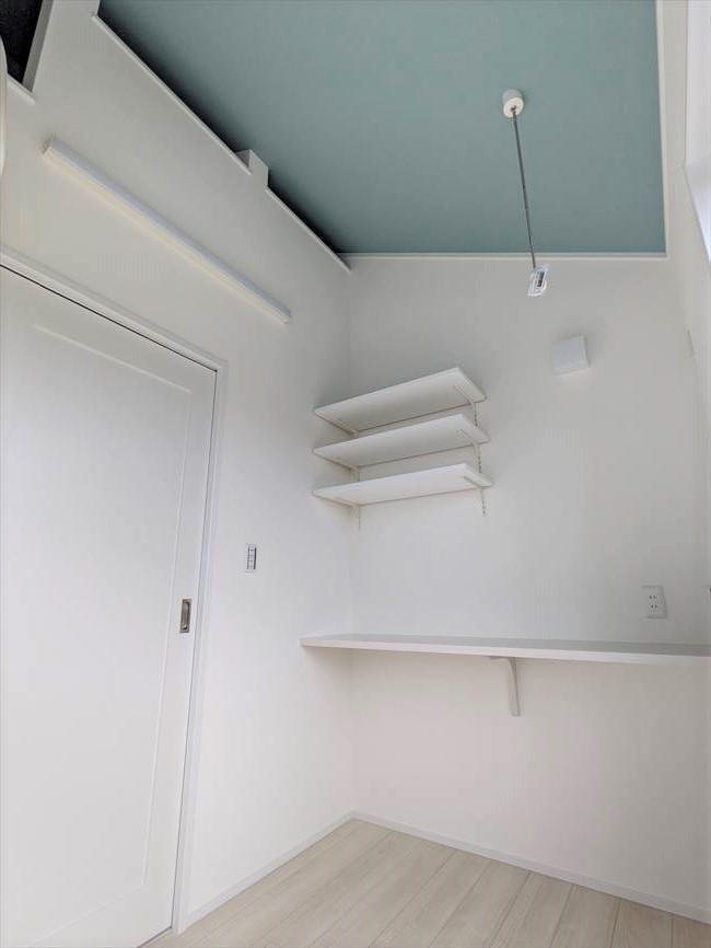 Ejemplo de despacho mediterráneo con paredes blancas, suelo de contrachapado, escritorio empotrado, suelo blanco, papel pintado y papel pintado