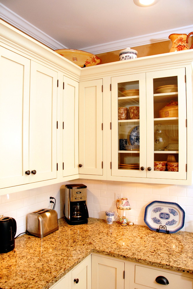 Williamsburg cottage cream kitchen