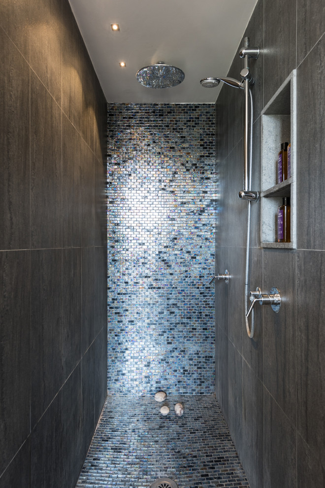 Inspiration for a mid-sized contemporary master bathroom in Rome with an alcove shower, a two-piece toilet, beige tile, porcelain tile, beige walls, porcelain floors, a vessel sink, wood benchtops, grey floor and an open shower.