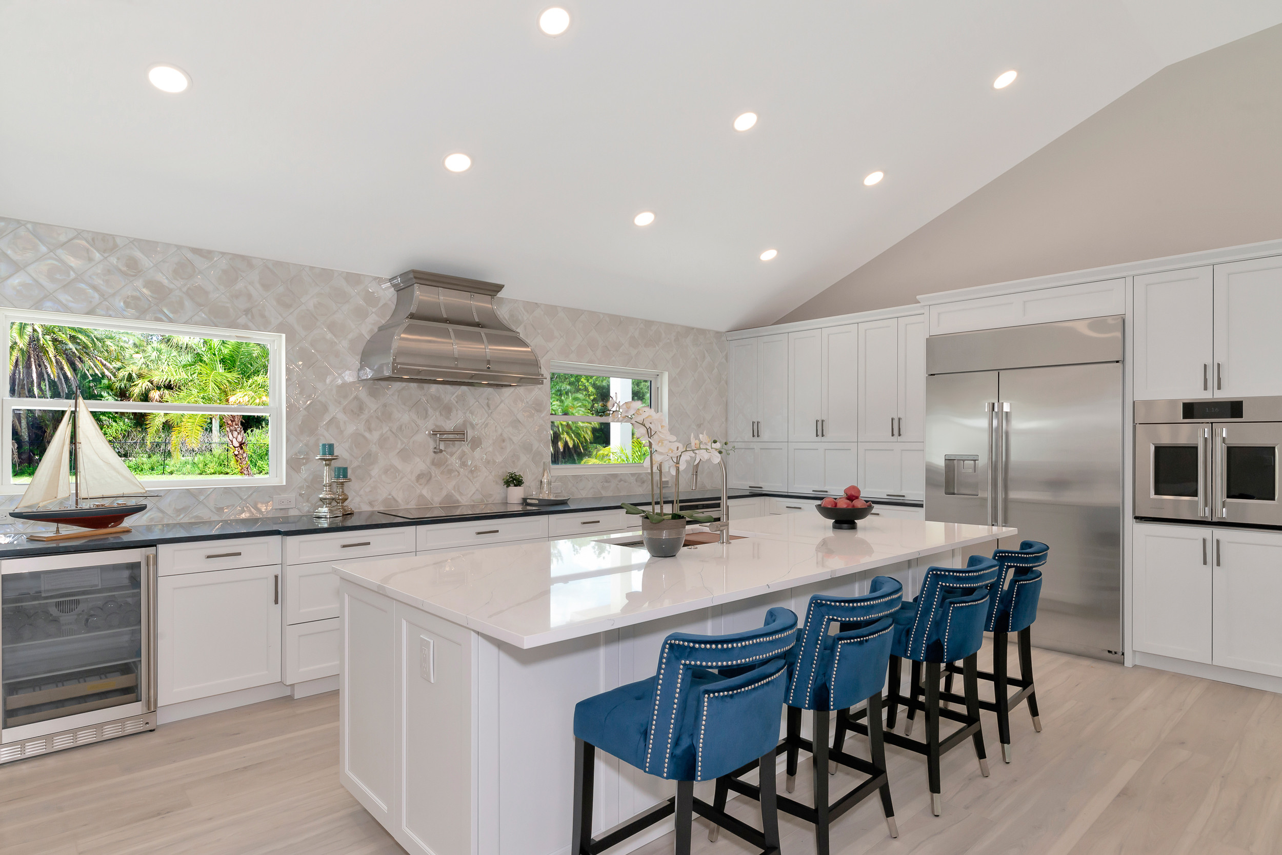 Kitchen - modern kitchen idea in Other
