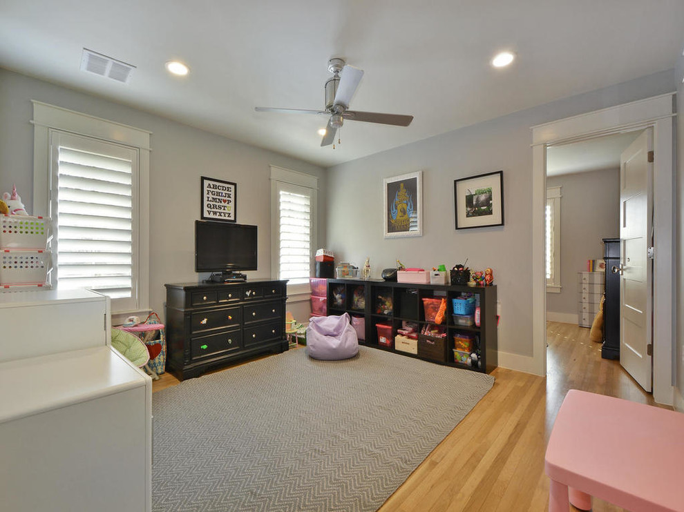 This is an example of a transitional family room in Austin.