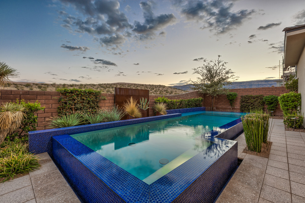 Raised Rim Flow Pool with Custom Fire/Water Feature - Pool - Las Vegas ...