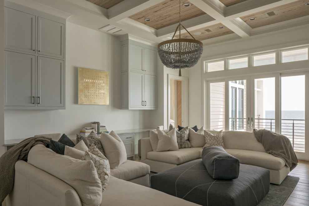 Foto de sala de estar abierta costera grande con paredes blancas, suelo de madera clara, suelo beige y casetón