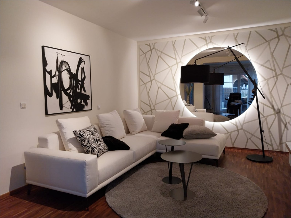 Kleines, Abgetrenntes Modernes Wohnzimmer ohne Kamin mit beiger Wandfarbe, dunklem Holzboden, TV-Wand, braunem Boden, Tapetendecke und Tapetenwänden in Sonstige