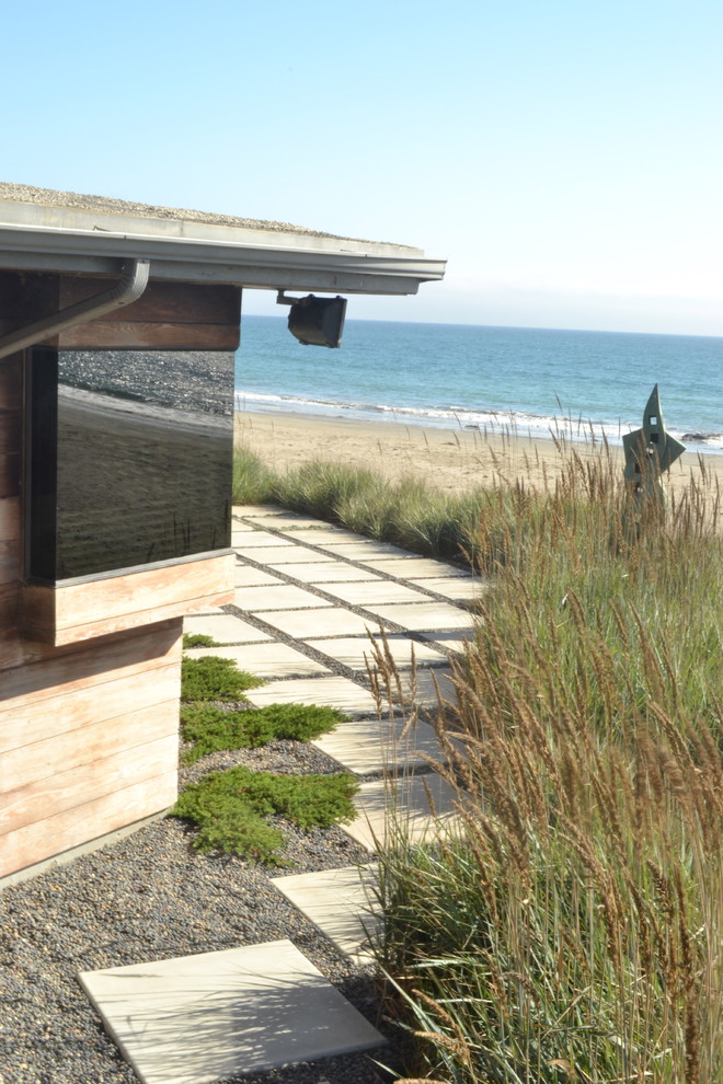 Photo of a beach style backyard garden in San Luis Obispo with concrete pavers.