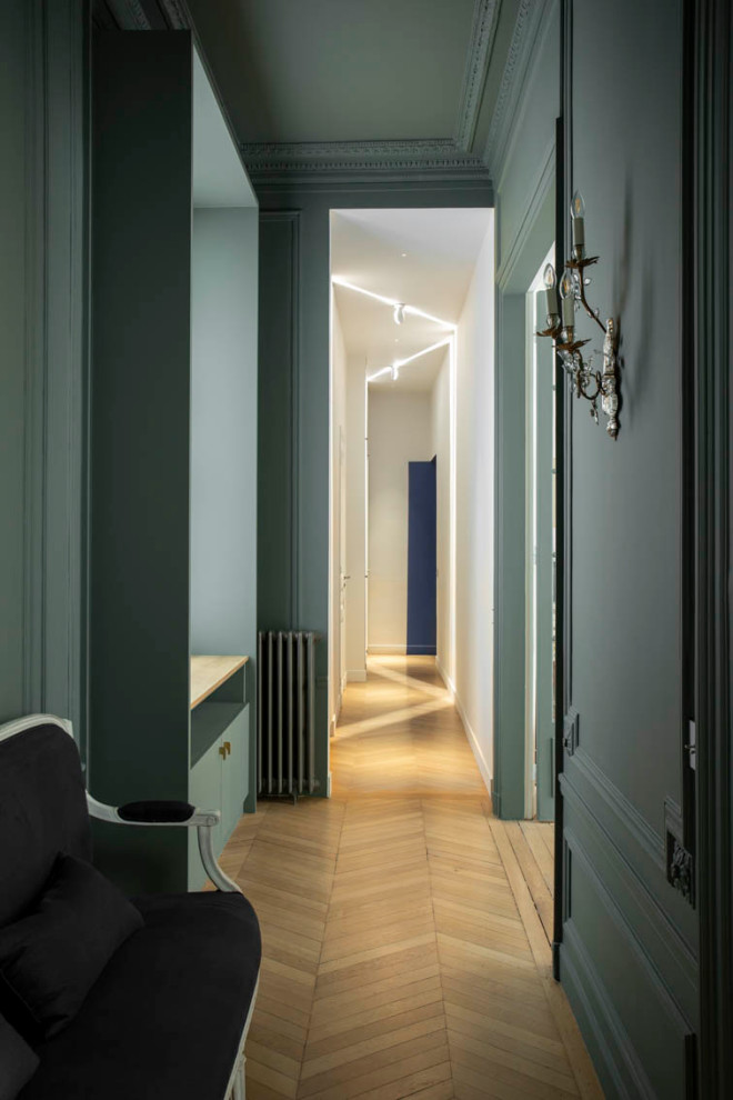Cette image montre un couloir design avec un mur vert.