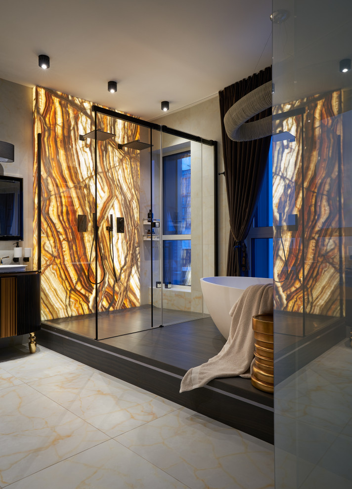 Immagine di una stanza da bagno contemporanea con doccia doppia