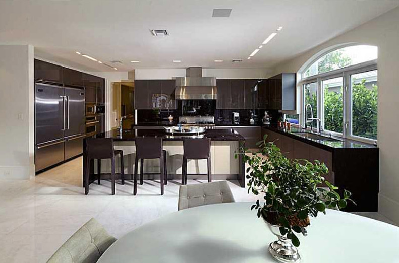 Transitional home design photo in Miami
